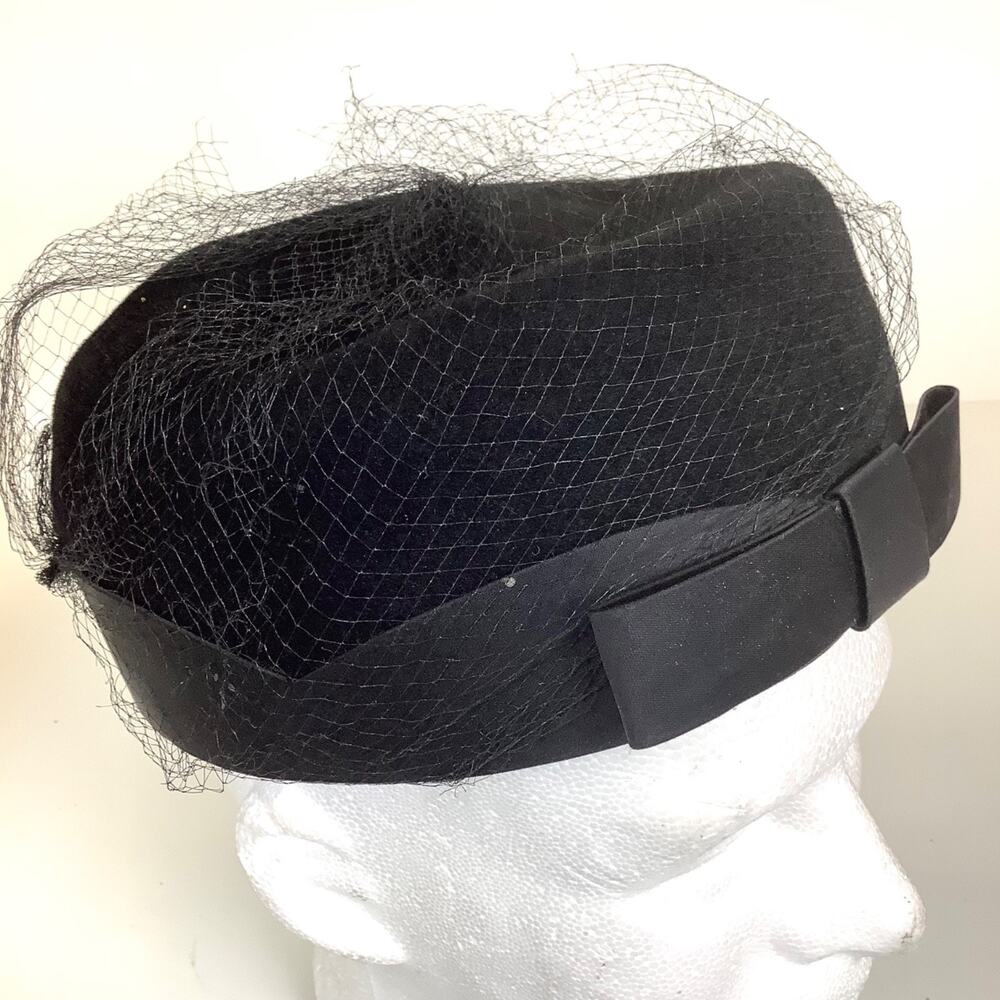 Vintage 1950s Black Hat Lace Veiled AbbeyE Derby Velour Merrimack Fur